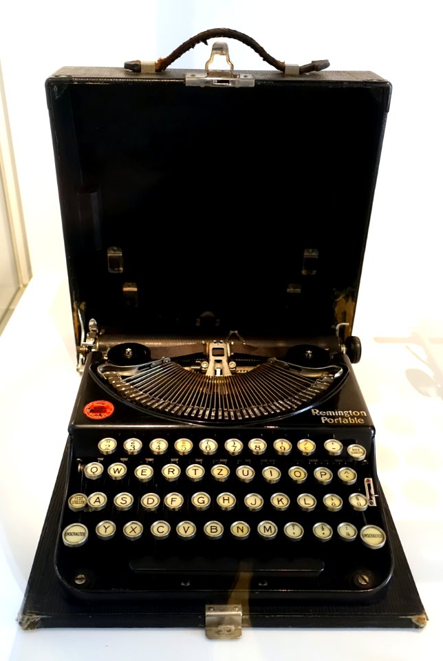 Portable typewriter, Remington Rand, Madison, North Carolina, USA, c. 1927-1930, iron, steel, wood - Germanisches Nationalmuseum - Nuremberg, Germany - DSC02400
