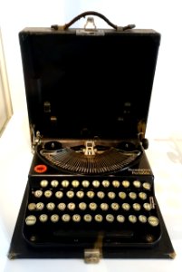 Portable typewriter, Remington Rand, Madison, North Carolina, USA, c. 1927-1930, iron, steel, wood - Germanisches Nationalmuseum - Nuremberg, Germany - DSC02400