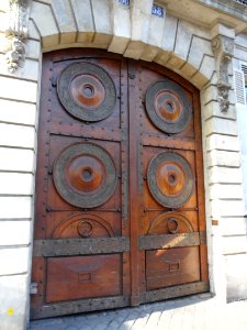 Porte en bois d'un immeuble rue de Vaugirard à Paris