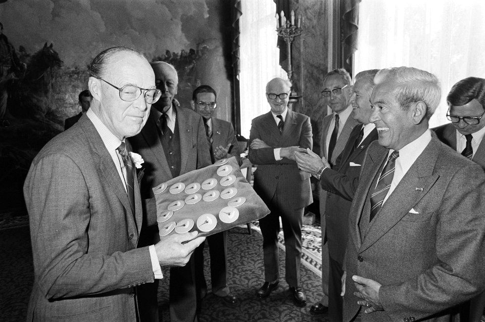 Prins Bernhard krijgt exemplaar aangeboden van speciale editie van blad Pen Gun i.v.m. zijn 70e verjaardag op Paleis Soestdijk, Bestanddeelnr 931-5593