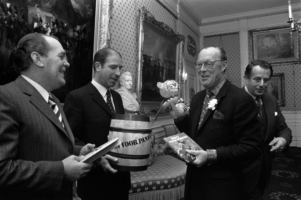 Prins Bernhard krijgt cheque aangeboden van Esso, Bestanddeelnr 926-1699