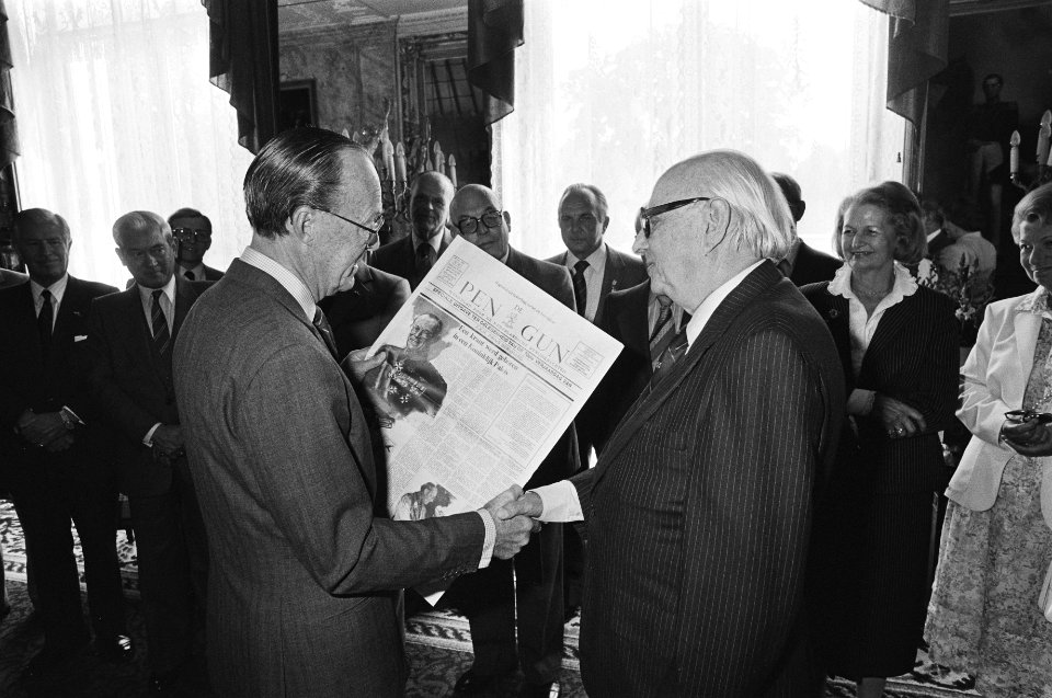 Prins Bernhard krijgt exemplaar aangeboden van speciale editie van blad Pen Gun i.v.m. zijn 70e verjaardag op Paleis Soestdijk, Bestanddeelnr 931-5592
