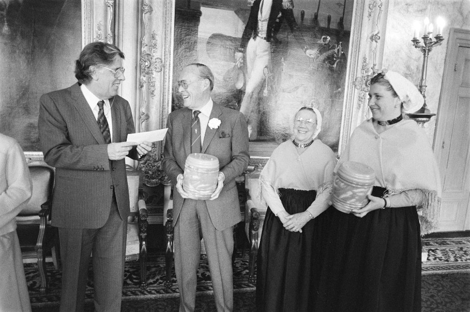 Prins Bernhard krijgt op Paleis Soesdtijk nieuwe haring + cheque voor WNF aangeb, Bestanddeelnr 933-9952