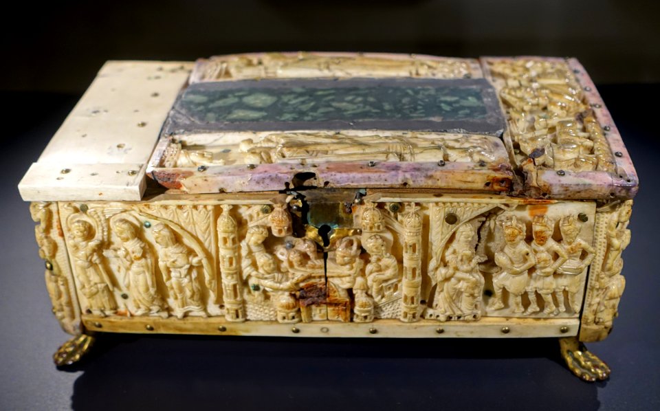 Portable altar, Lower Rhine, 1050-1075, walrus tooth, ivory, green porphyry, gilt bronze, view 1 - Hessisches Landesmuseum Darmstadt - Darmstadt, Germany - DSC00235