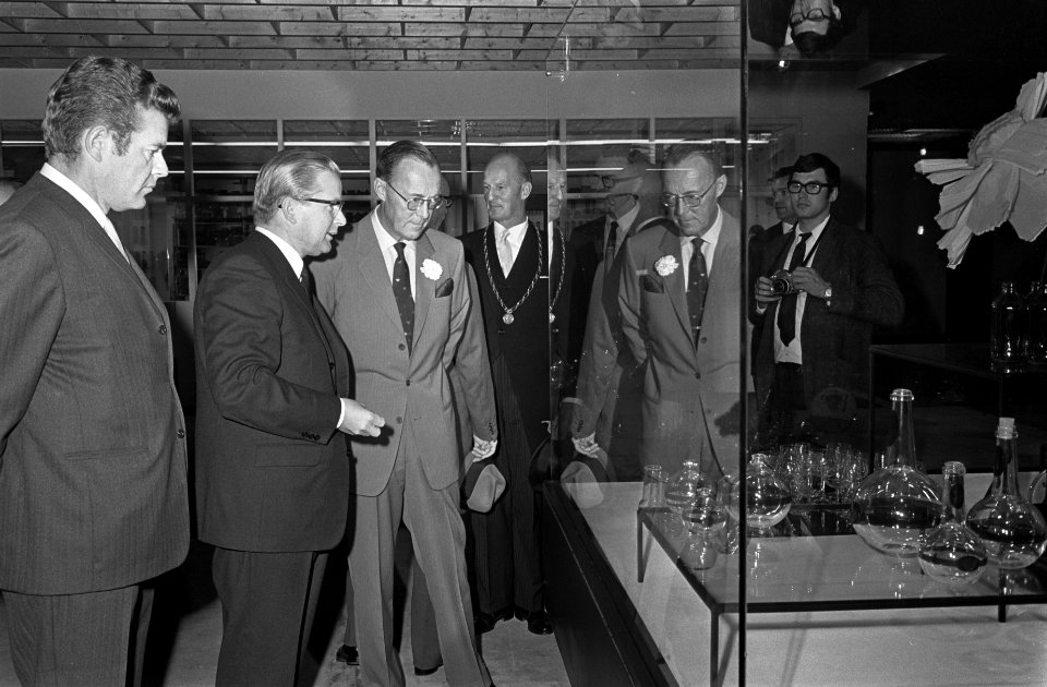 Prins Bernhard krijgt een rondgang door het bedrijf, Bestanddeelnr 921-7258