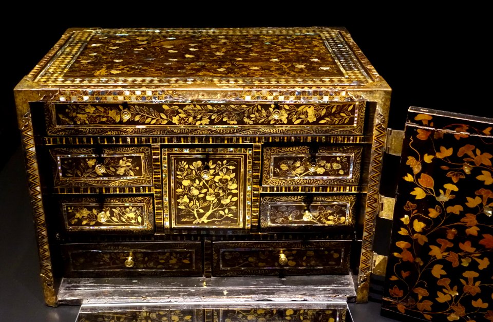 Portable cabinet, Japan, Momoyama to Edo periods, view 2, late 16th to early 17th century, black lacquered wood, maki-e, mother-of-pearl, copper fittings - Museu do Oriente - Lisbon, Portugal - DSC07047