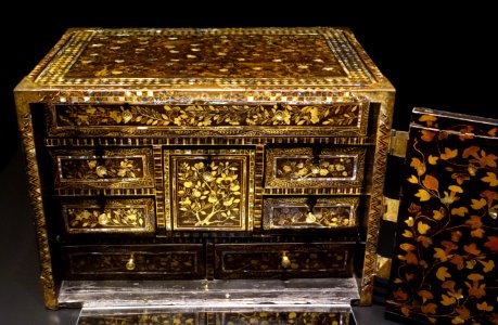 Portable cabinet, Japan, Momoyama to Edo periods, view 2, late 16th to early 17th century, black lacquered wood, maki-e, mother-of-pearl, copper fittings - Museu do Oriente - Lisbon, Portugal - DSC07047