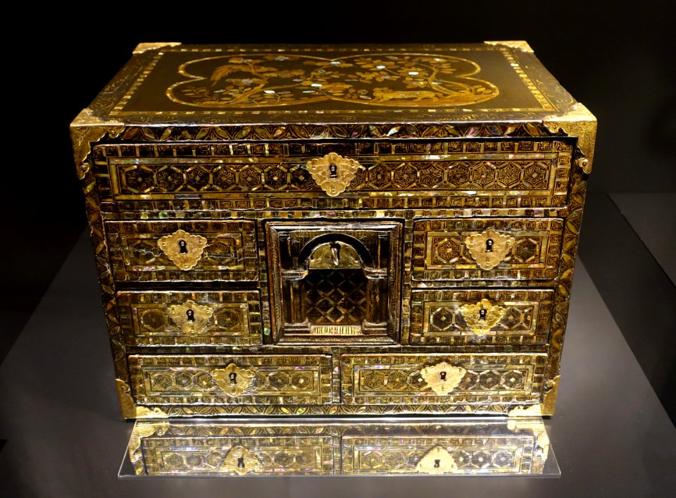 Portable cabinet, Japan, Momoyama to Edo periods, late 16th to early 17th century, black lacquered wood, maki-e, mother-of-pearl, metal alloy fittings - Museu do Oriente - Lisbon, Portugal - DSC07044