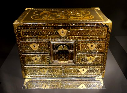 Portable cabinet, Japan, Momoyama to Edo periods, late 16th to early 17th century, black lacquered wood, maki-e, mother-of-pearl, metal alloy fittings - Museu do Oriente - Lisbon, Portugal - DSC07044