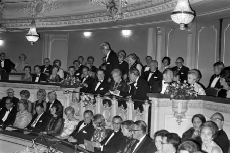 Prins Bernhard laat munten zien aan koningin Juliana, Bestanddeelnr 925-9304