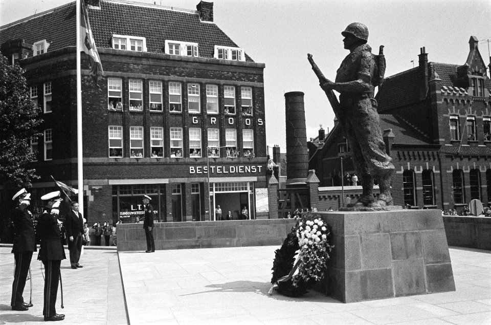 Prins Bernhard heeft op het Oostplein in Rotterdam het Mariniersmonument onthuld, Bestanddeelnr 915-3363