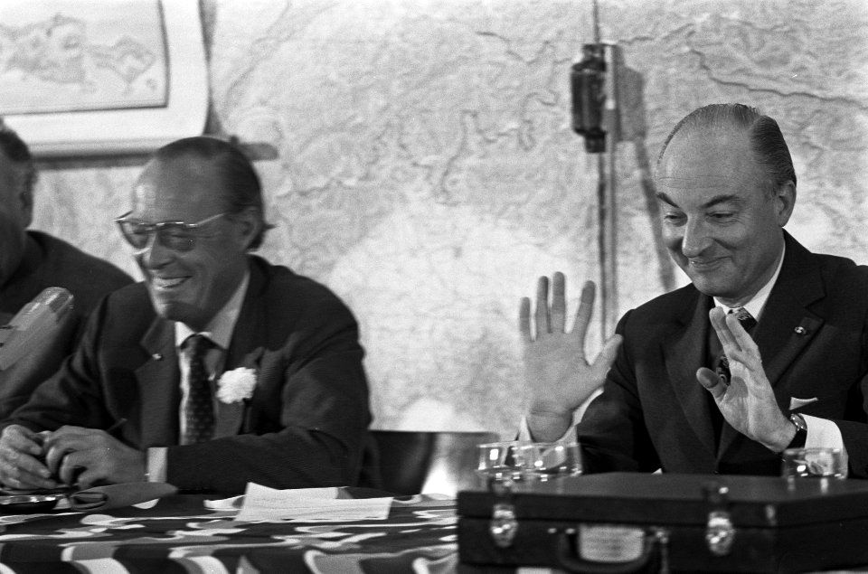 Prins Bernhard komt aan op Soesterberg na reis naar Australie en Indonesie, prin, Bestanddeelnr 926-2510