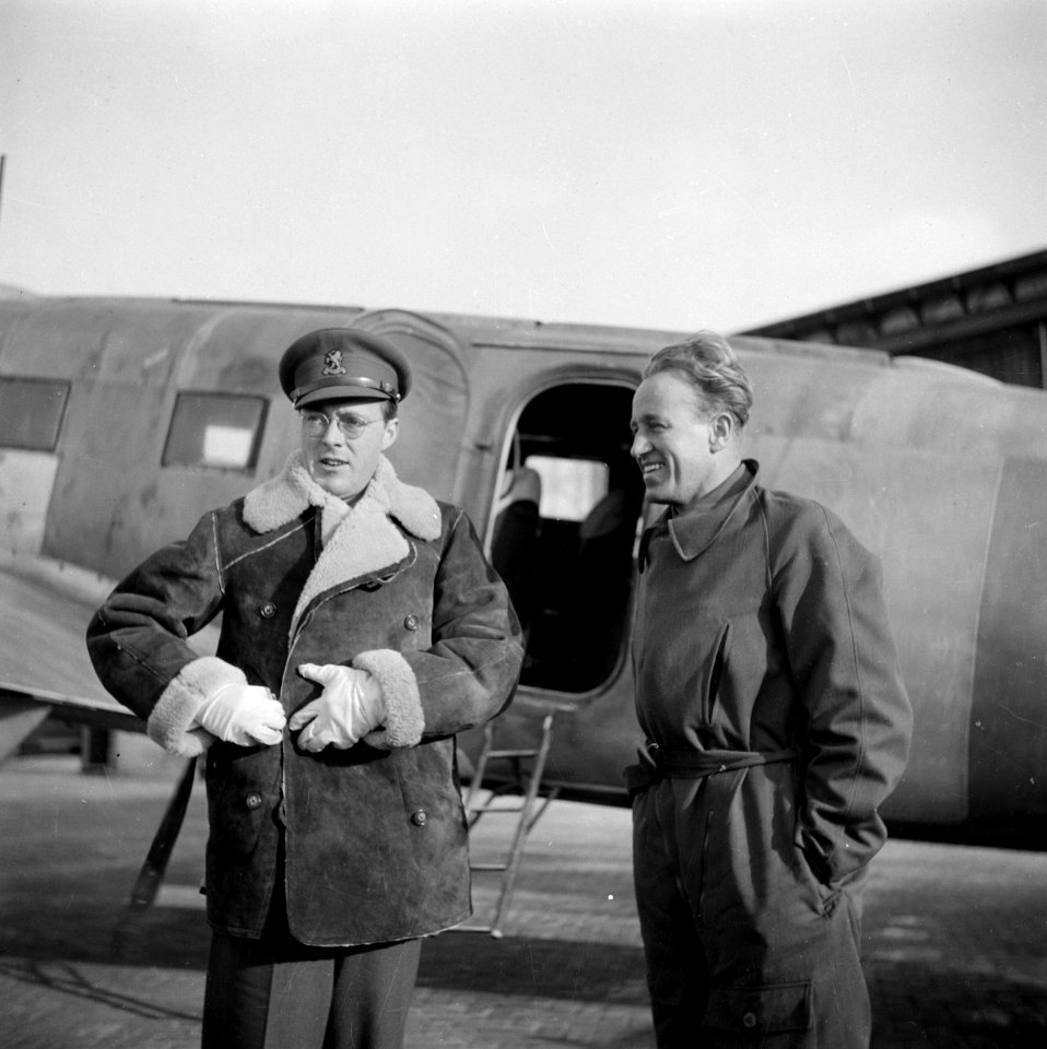Prins Bernhard met een co-piloot bij een vliegtuig, Bestanddeelnr 255-8001
