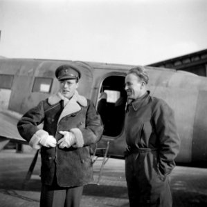 Prins Bernhard met een co-piloot bij een vliegtuig, Bestanddeelnr 255-8001