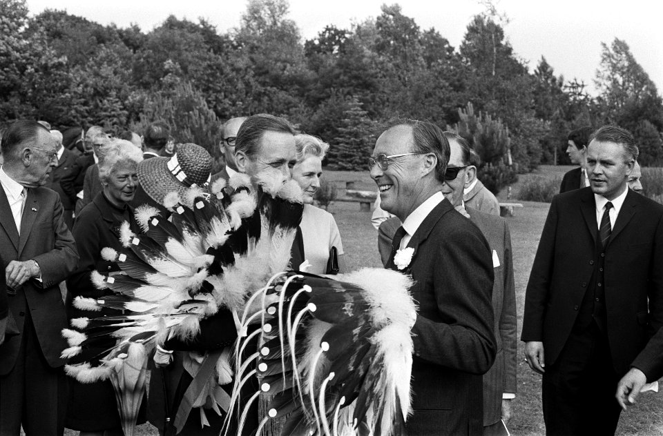 Prins Bernhard met de hoofdtooi in de hand, Bestanddeelnr 922-5478