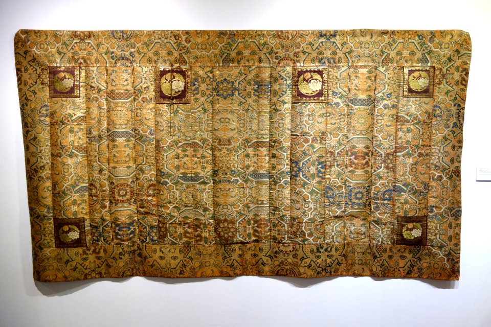 Priest's robe (kesa), Japan, late 18th to early 19th century, silk, gold thread - Textile Museum of Canada - DSC00860
