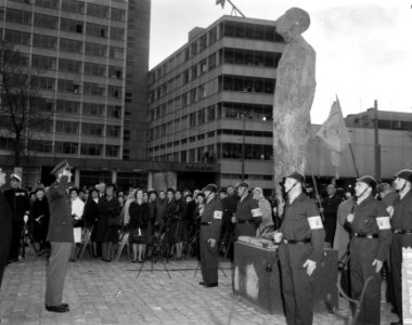 Prins Bernhard heeft het verzetsmonument Ongebroken Verzet onthuld op Kruisplein, Bestanddeelnr 917-7286