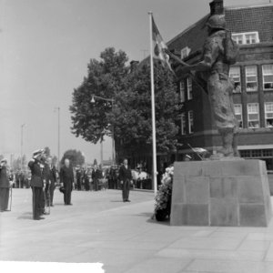 Prins Bernhard heeft op het Oostplein in Rotterdam het Mariniersmonument onthuld, Bestanddeelnr 915-3442