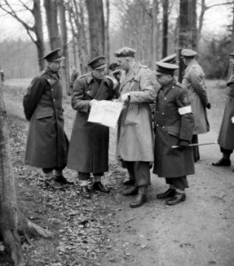 Prins Bernhard met Generaal Majoor A.T.C. Opsomer bij legeroefening op de Veluwe, Bestanddeelnr 904-4744