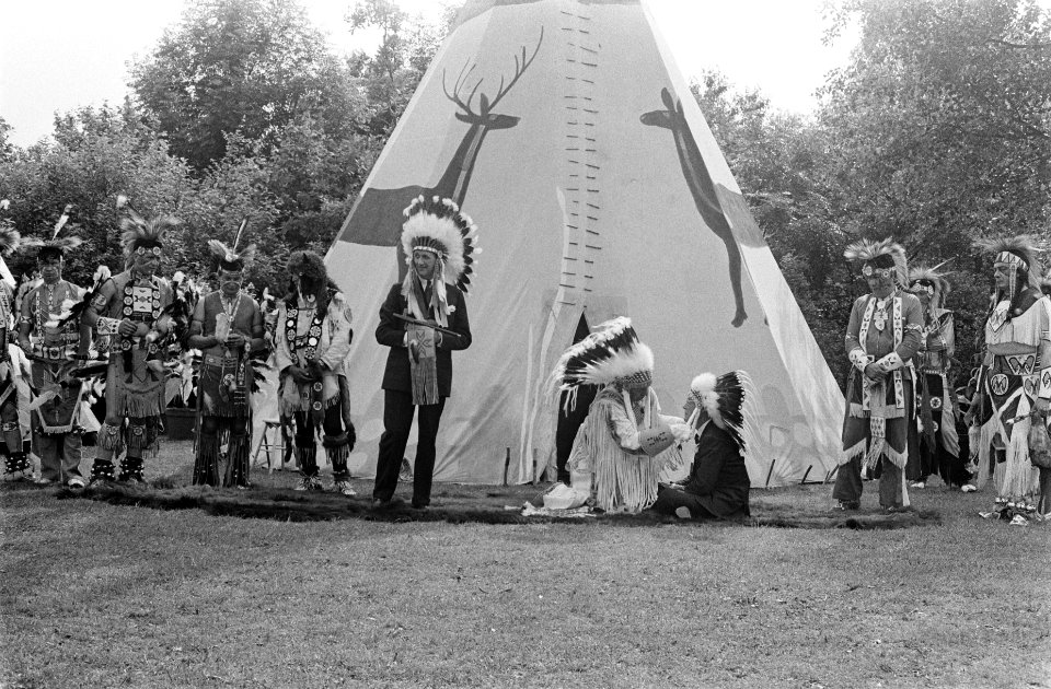 Prins Bernhard met de hoofdtooi voor een wigwam, Bestanddeelnr 922-5483