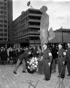 Prins Bernhard legt een krans na de onthulling van het verzetsmonument Ongebrok, Bestanddeelnr 917-7283