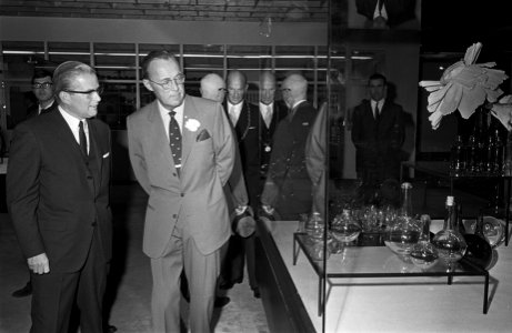Prins Bernhard krijgt een rondgang door het bedrijf, Bestanddeelnr 921-7252