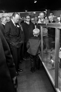 Prins Bernhard en voorzitter A. Jans van de stichting Nederlandse Nationaal Oorl, Bestanddeelnr 923-4717