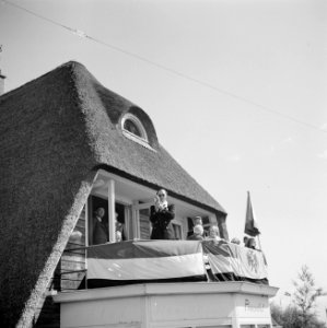 Prins Bernhard filmt vanaf het balkon van hotel Princenhof in Eernewoude, Bestanddeelnr 255-7444