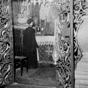 Priester bij het altaar in Heilige Grafkerk, Bestanddeelnr 255-5225
