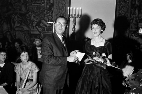 Prijs Kinderboek van het jaar 1963 door mr L B van Ommen uitgereikt aan mejuf, Bestanddeelnr 915-6820