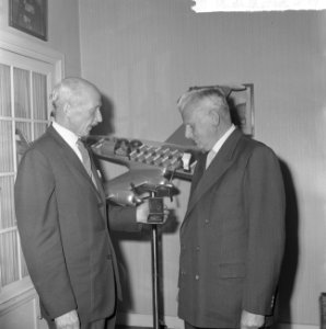 Prijs Luchtvaartjournalistiek uitgereikt aan dhr Henri Hegener te Den Haag Gen, Bestanddeelnr 915-7265