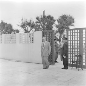 Portier van de Knesseth in Tel Aviv bij het toegangshek terwijl een parlementsl…, Bestanddeelnr 255-1331
