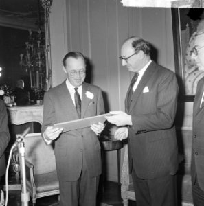Prins Bernhard ere-luchtmaarschalk RAF, de Britse ambassadeur Sir Peter Garran o, Bestanddeelnr 917-2642
