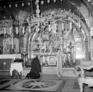 Priester bij het altaar in de Heilige Grafkerk, Bestanddeelnr 255-5213