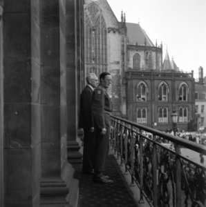 Prins Bernhard en waarnemend burgemeester Feike de Boer staan op het balkon van , Bestanddeelnr 900-4745