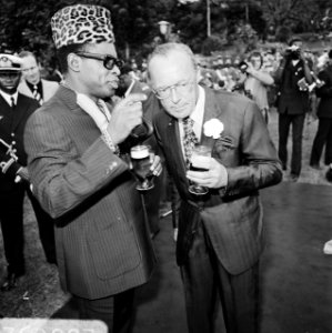 Prins Bernhard in Zaire (voorheen Belgisch Congo), Bernhard en Mobutu in gesprek, Bestanddeelnr 926-6032