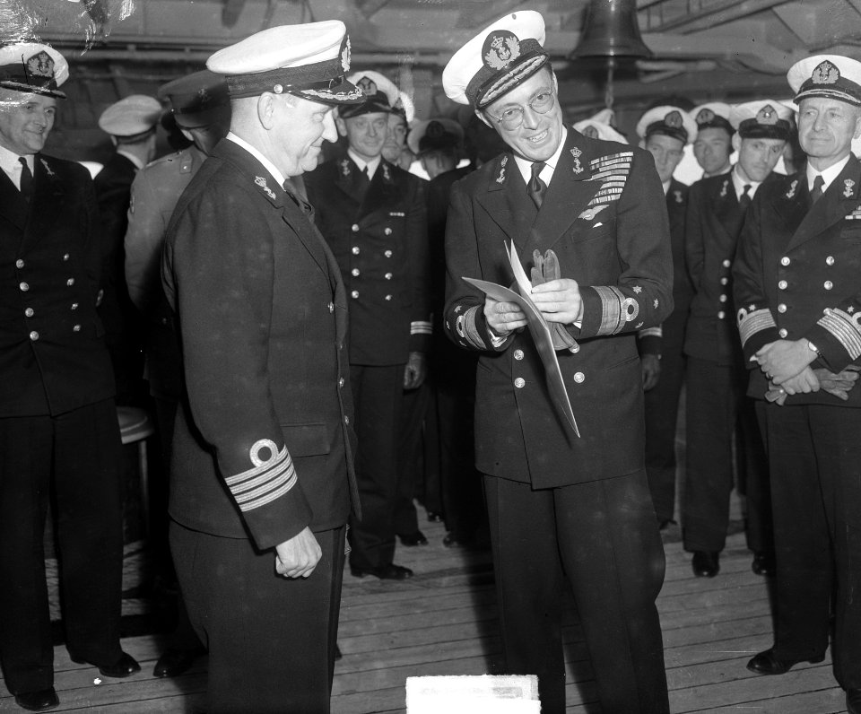 Prins Bernhard krijgt halter aangeboden op Hr. Ms. Karel Doorman, Bestanddeelnr 903-9724