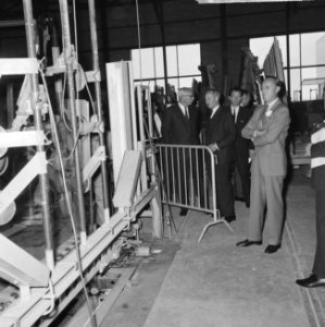 Prins Bernhard Glasfabriek De Maas te Tiel geopend, per treintje over het enor, Bestanddeelnr 916-5209