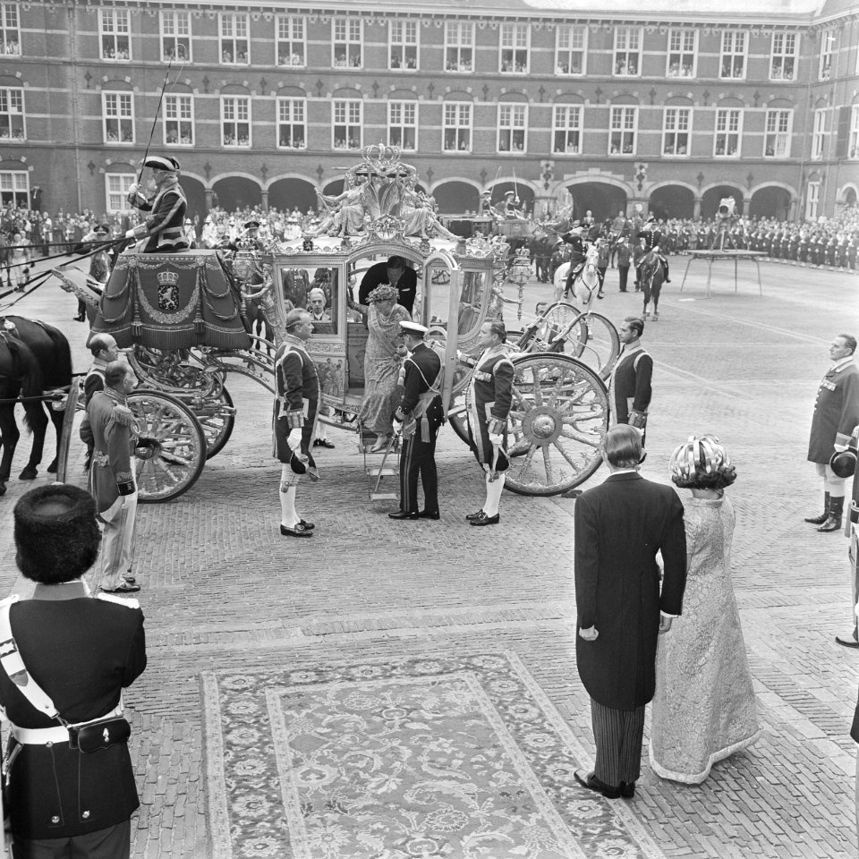 Prins Bernhard helpt koningin Juliana uit de gouden koets te stappen op het Binn, Bestanddeelnr 922-7938