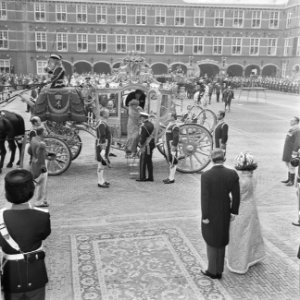 Prins Bernhard helpt koningin Juliana uit de gouden koets te stappen op het Binn, Bestanddeelnr 922-7938
