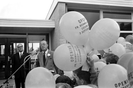 Prins Bernhard houdt de openingsrede temidden van de ballonnen, Bestanddeelnr 921-6472