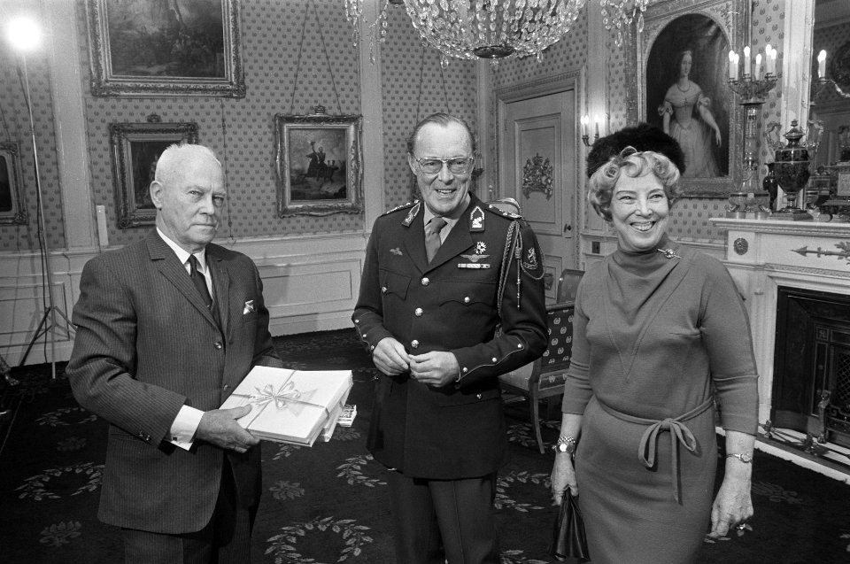 Prins Bernhard krijgt boek Een ereschuld ingelost , aangeboden door ir. G. S. Vr, Bestanddeelnr 926-0770