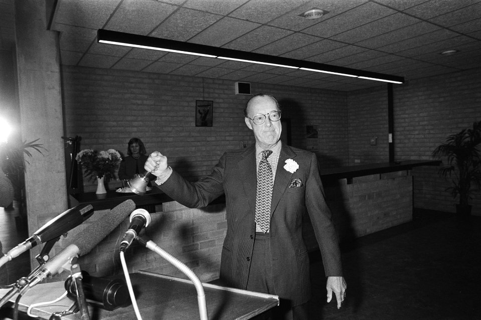 Prins Bernhard heeft officiele opening verricht van nieu haven en vervoerschool , Bestanddeelnr 931-0646