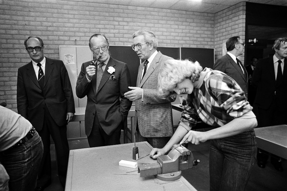 Prins Bernhard heeft officiele opening verricht van nieuwe haven en vervoerschoo, Bestanddeelnr 931-0643
