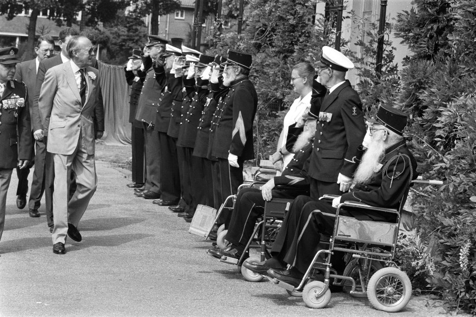 Prins Bernhard inspecteert de wacht, Bestanddeelnr 934-4735