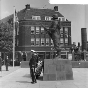 Prins Bernhard heeft op het Oostplein in Rotterdam het Mariniersmonument onthuld, Bestanddeelnr 915-3441