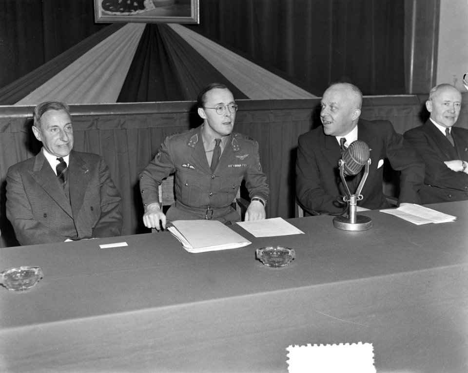 Prins Bernhard installeert Nationale Raad Welzijn Militairen Den Haag, Bestanddeelnr 904-9976