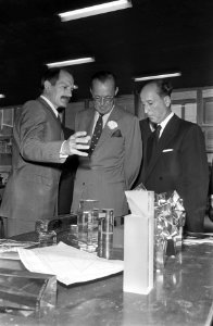 Prins Bernhard krijgt een rondgang door het bedrijf, Bestanddeelnr 921-7255
