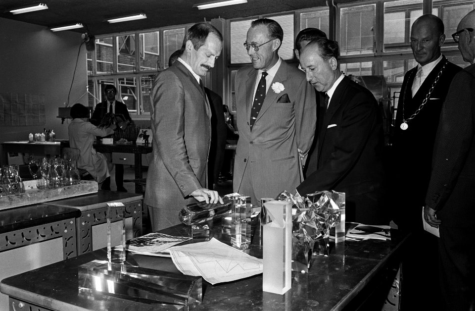 Prins Bernhard krijgt een rondgang door het bedrijf, Bestanddeelnr 921-7253