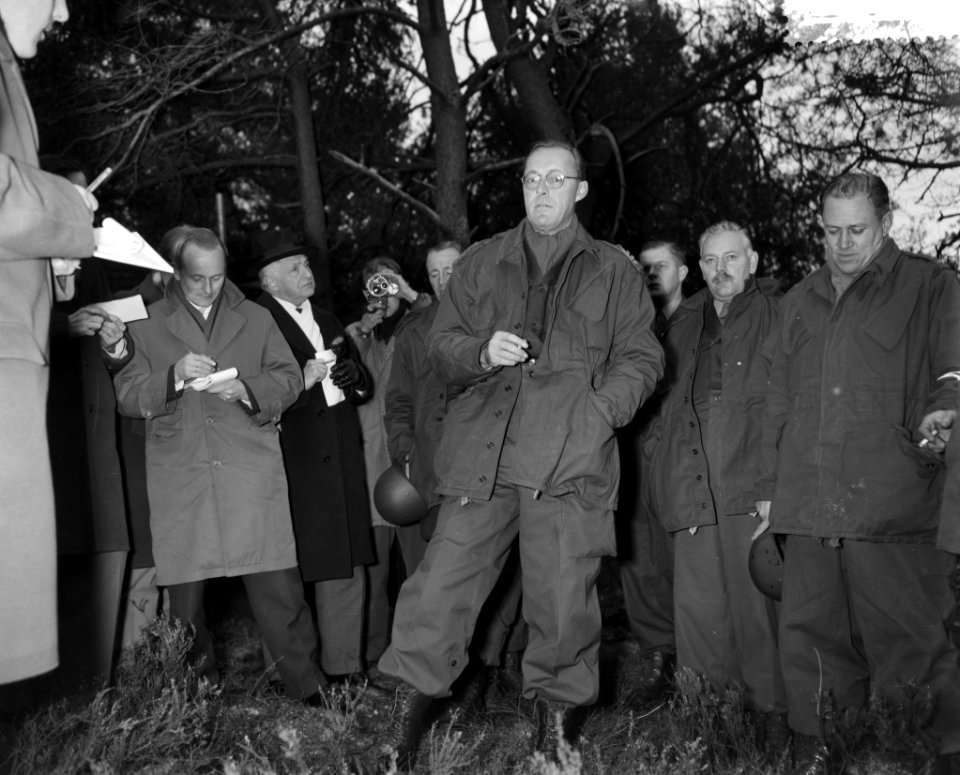 Prins Bernhard leidt legeroefening Alarm I op de Veluwe Prins Bernhard houdt per, Bestanddeelnr 910-8751